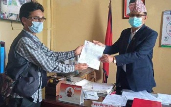 दलित मुक्ति मोर्चा नेपाल बर्दियाले बुझायो प्रमुख जिल्ला अधिकारीलाई ज्ञापनपत्र 